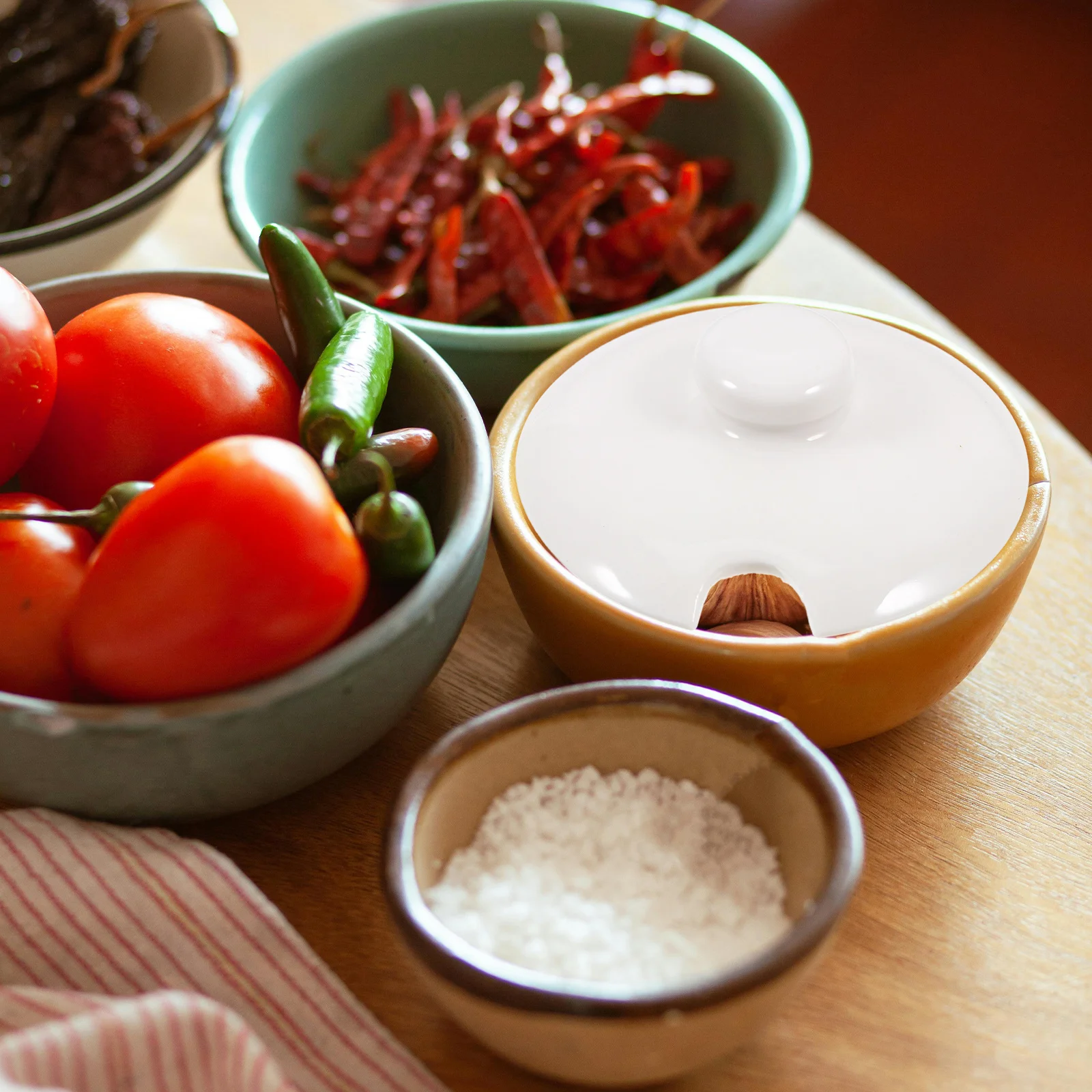 

Ceramic Seasoning Jar Lid Universal Fit Easy Clean Jar Cover Builtin Spoon Hole Kitchen Spice Container Lid Ceramic Bottle Cover