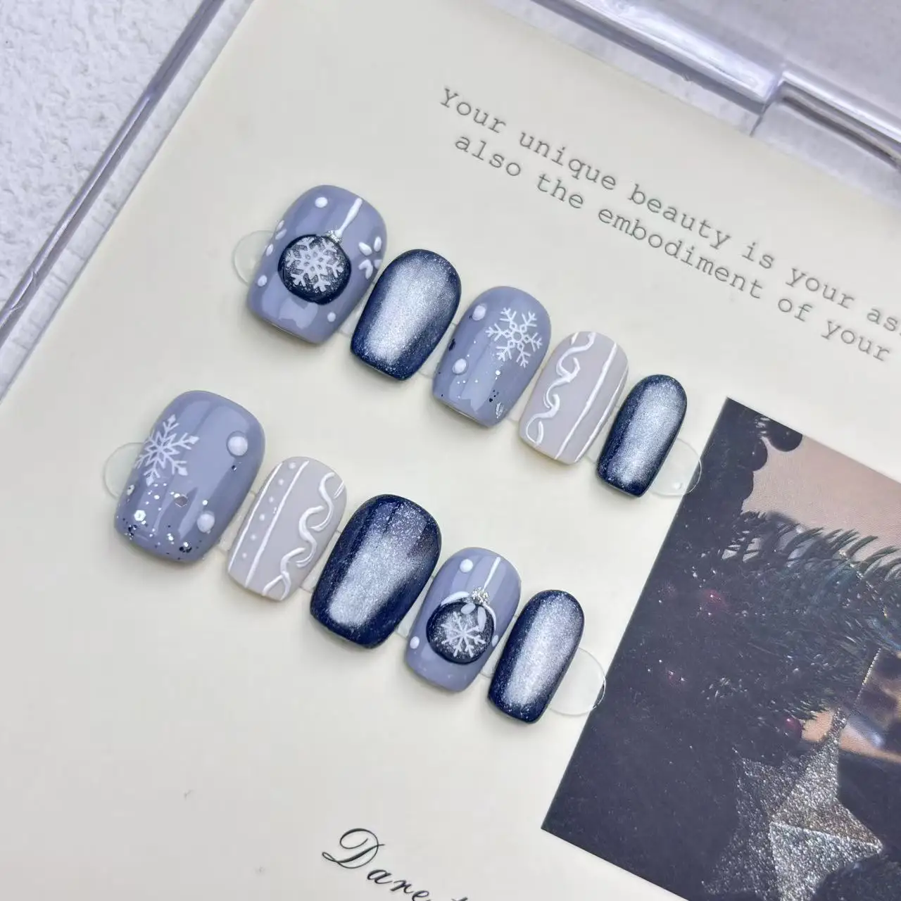 10 szt. Ręcznie Robione Paznokcie Naklejane Świąteczne Frozen Niebieskie Efekt Kociego Oka Pełne Pokrycie Końcówki Paznokci dla Kobiet i Dziewcząt Zdejmowane Paznokcie do Noszenia