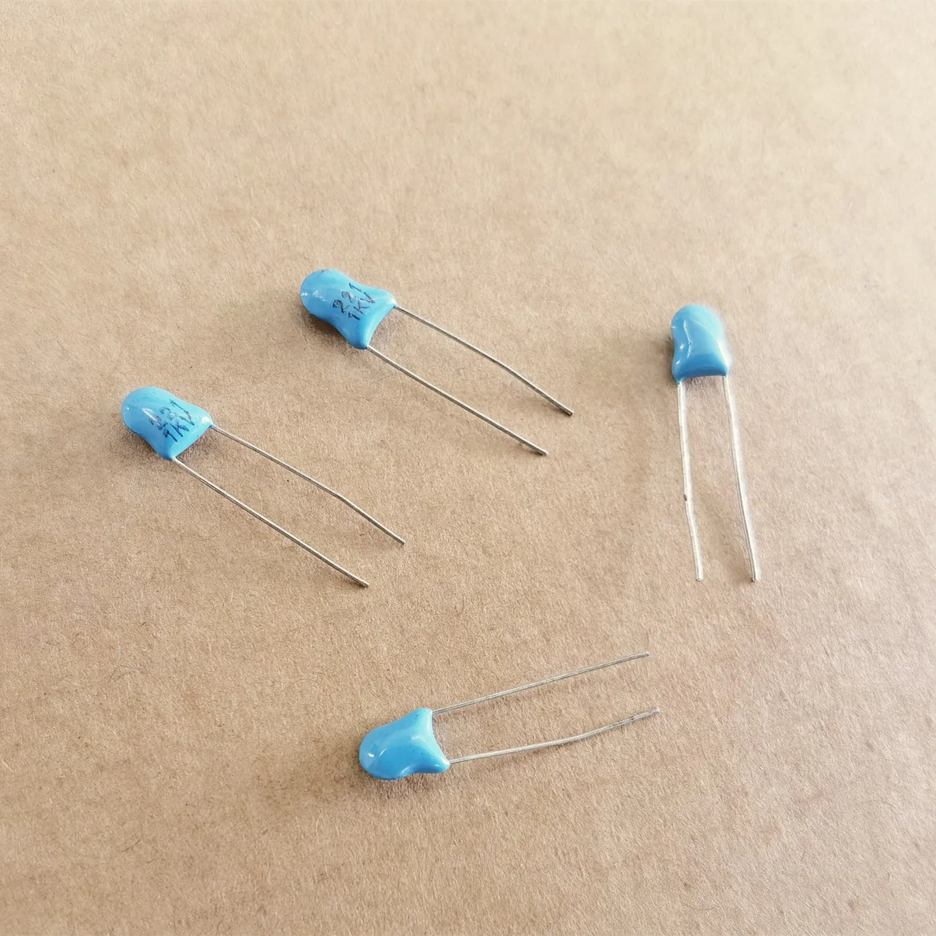 Original new 100% high voltage ceramic capacitor 1KV 221K pitch P=5MM blue 220PF 1000V 10% high voltage capacitor (Inductor)