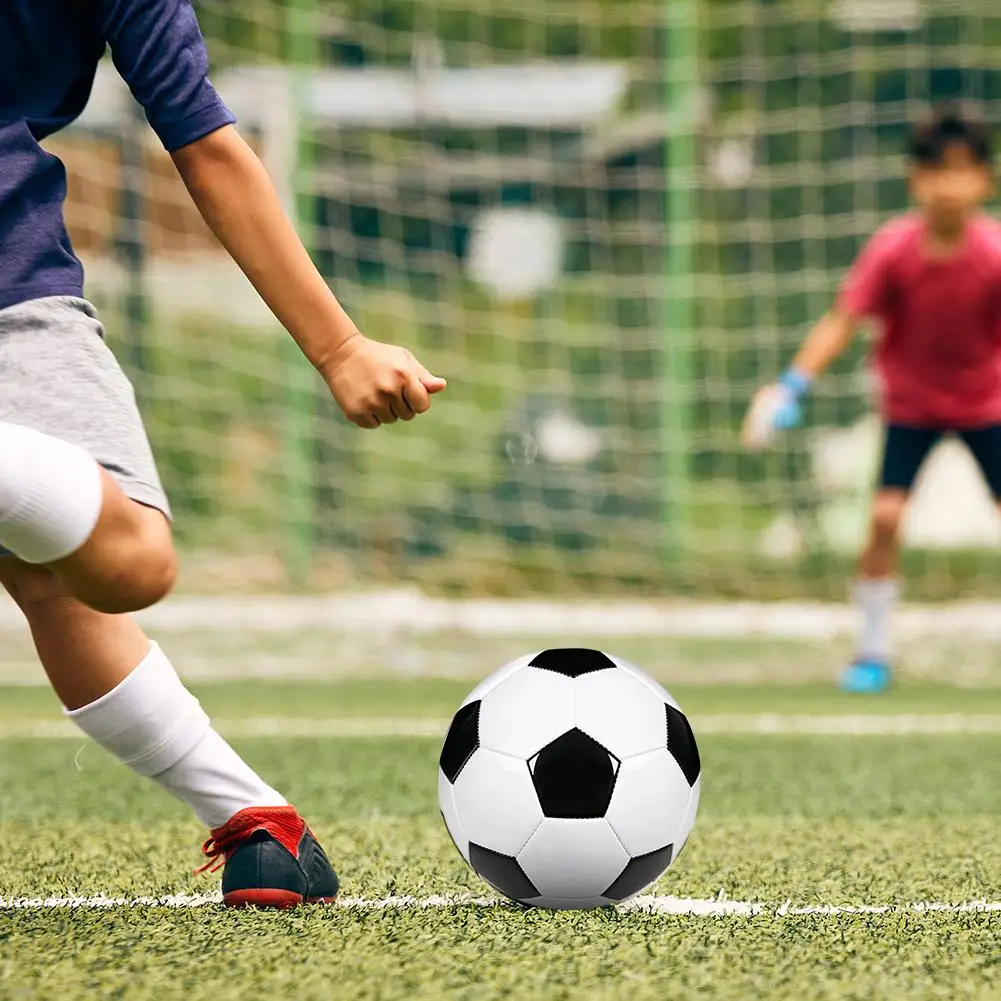 クラシック黒と白の標準サイズ 5 サッカーボール耐摩耗性ボール弾性サッカーサッカー学生固有のトレーニングボール