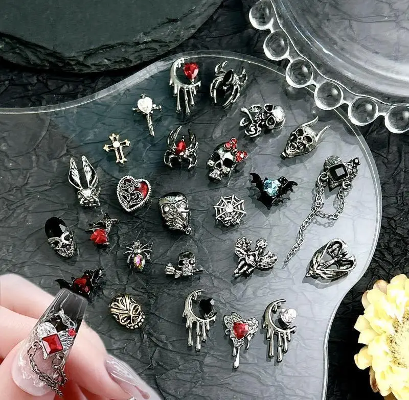 Neue dunkle Stil Legierung Nail Art Dekorationen bunte Herz Fledermaus erschreckende Schädel gemischte Nagel Charms für DIY coole Maniküre liefert