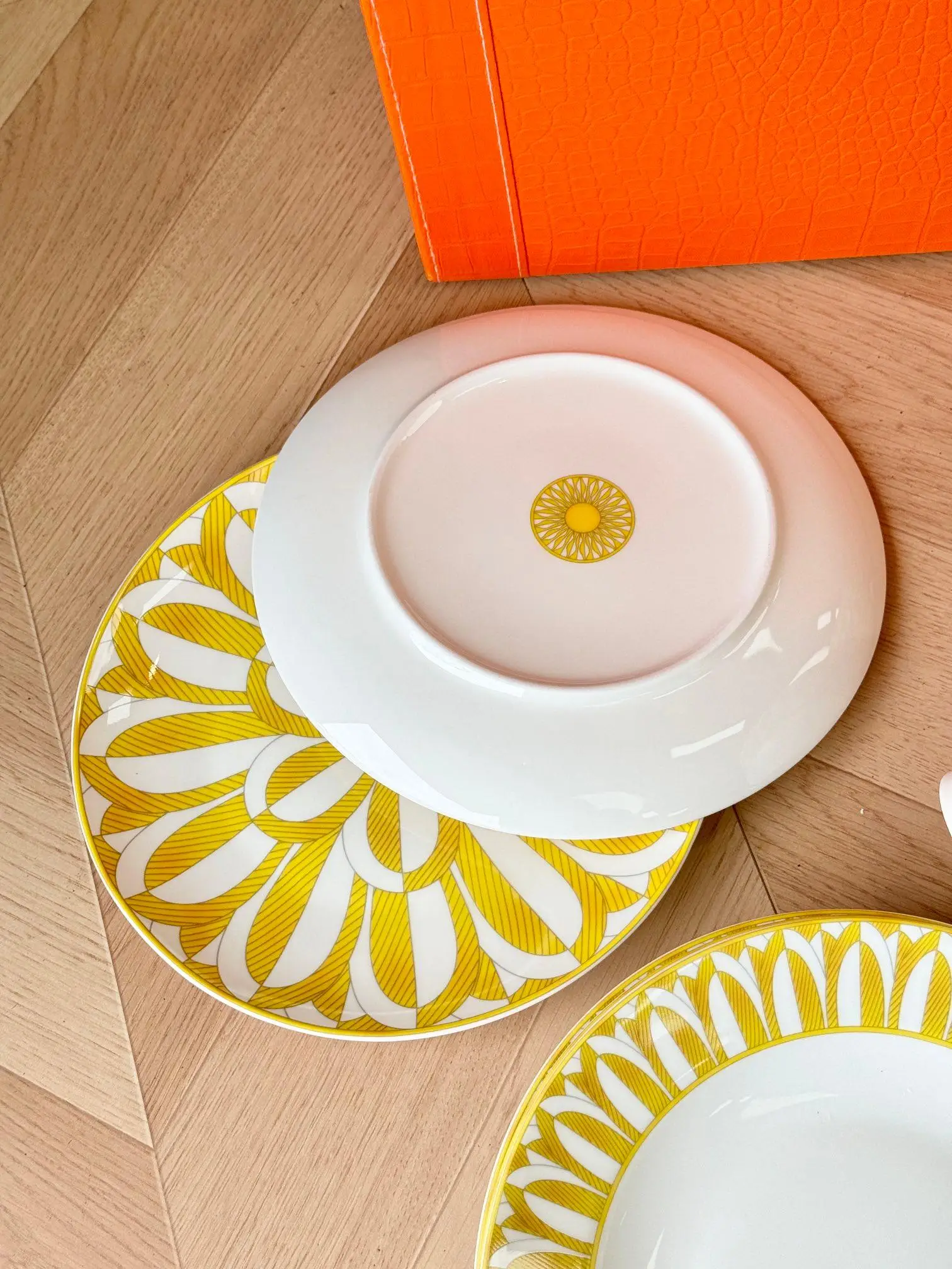 يجب اقتناؤه لتناول الطعام في الهواء الطلق والمطبخ: مجموعة أدوات مائدة فاخرة مكونة من 28 قطعة بما في ذلك الأطباق والملاعق والأطباق.