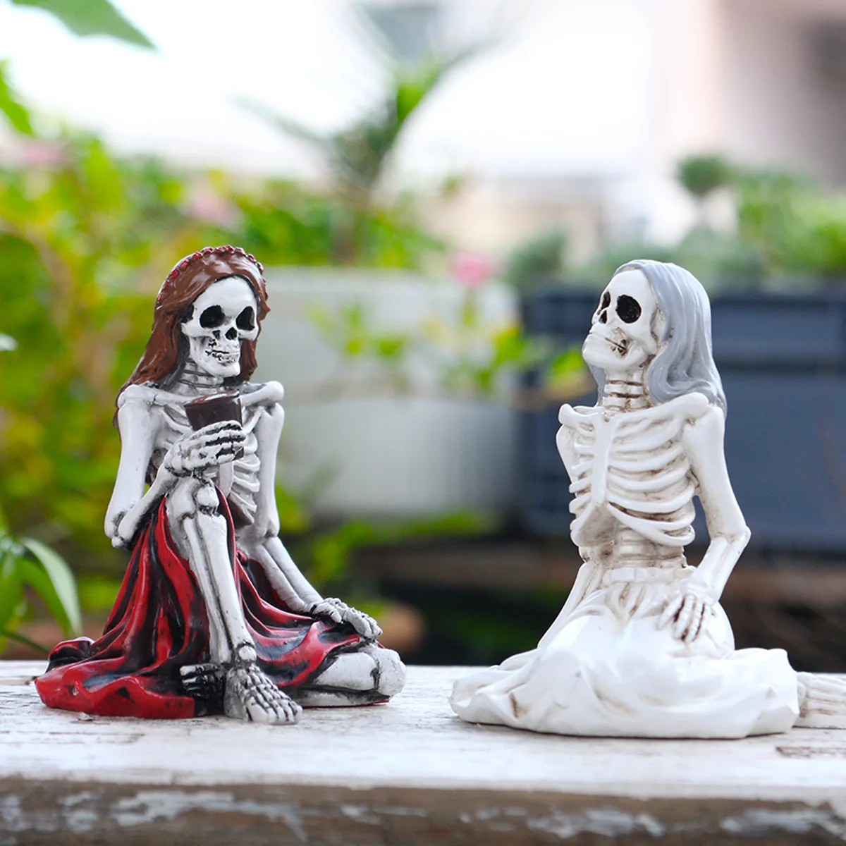 Chilling Chatting Girl Skeleton - Gothic Home Decor for Halloween Party