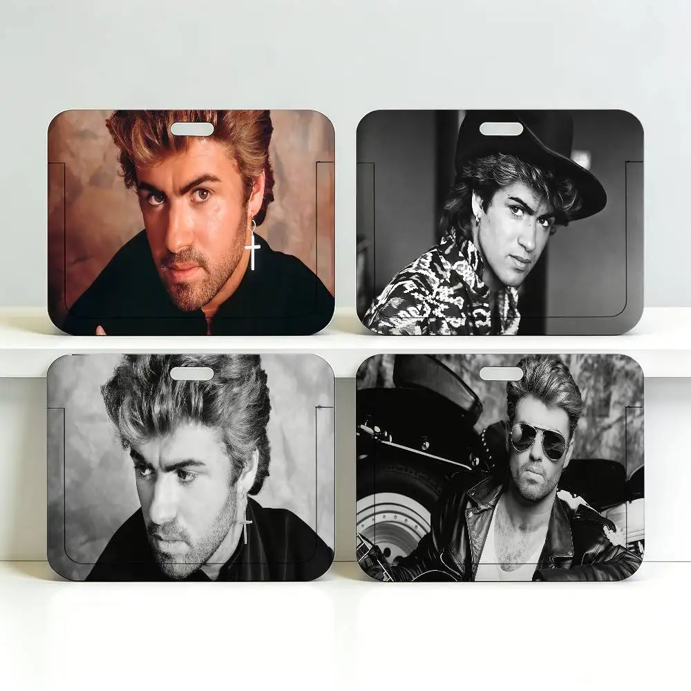 

Держатели для карт Singer G-GeorgeS M-MichaelE-ES: для удостоверений личности, студенческих билетов, проездных на метро, бейджей сотрудников и защитных чехлов.