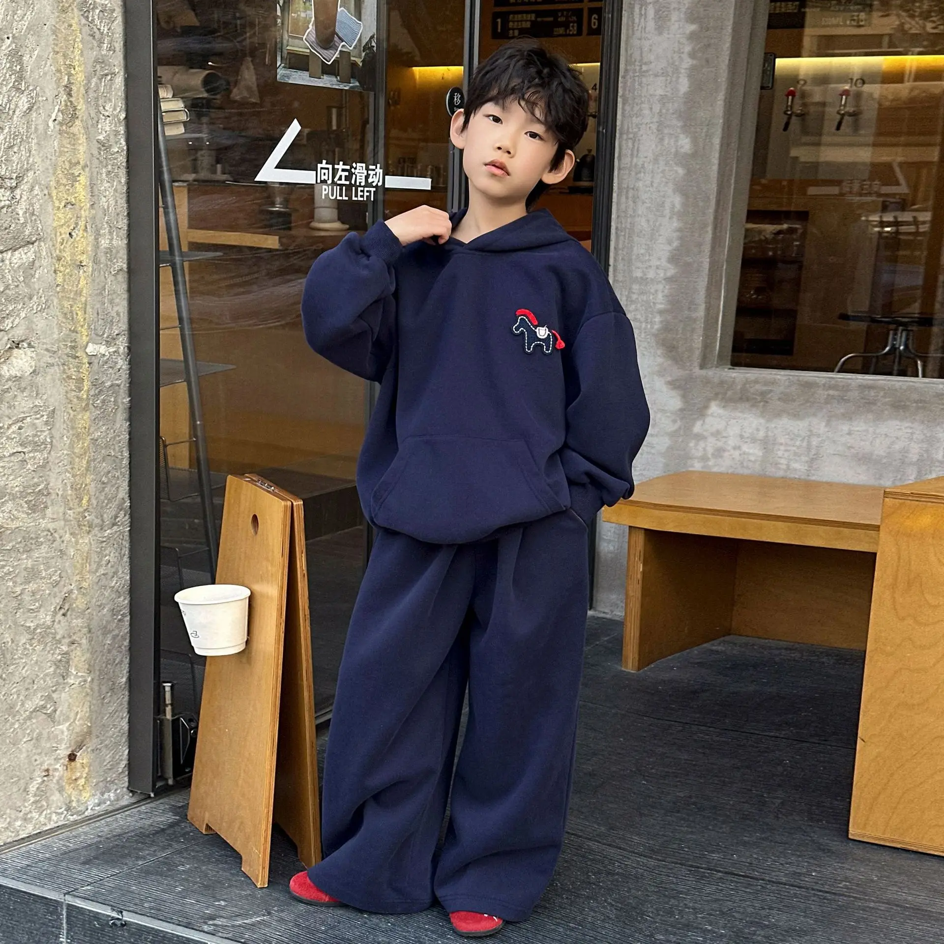 

Детский спортивный костюм для мальчиков, весна 2026, новый, с капюшоном, свободные брюки, повседневный комплект из двух предметов