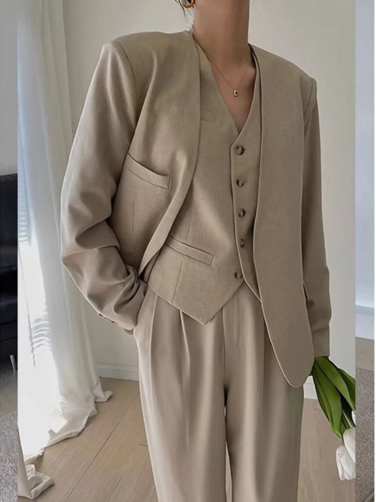 Thin Single-Wear Suit Vest Women's Summer Sleeveless Outerwear Elegant Shoulder Pad Jacket Top V-Neck Button Closure  Color