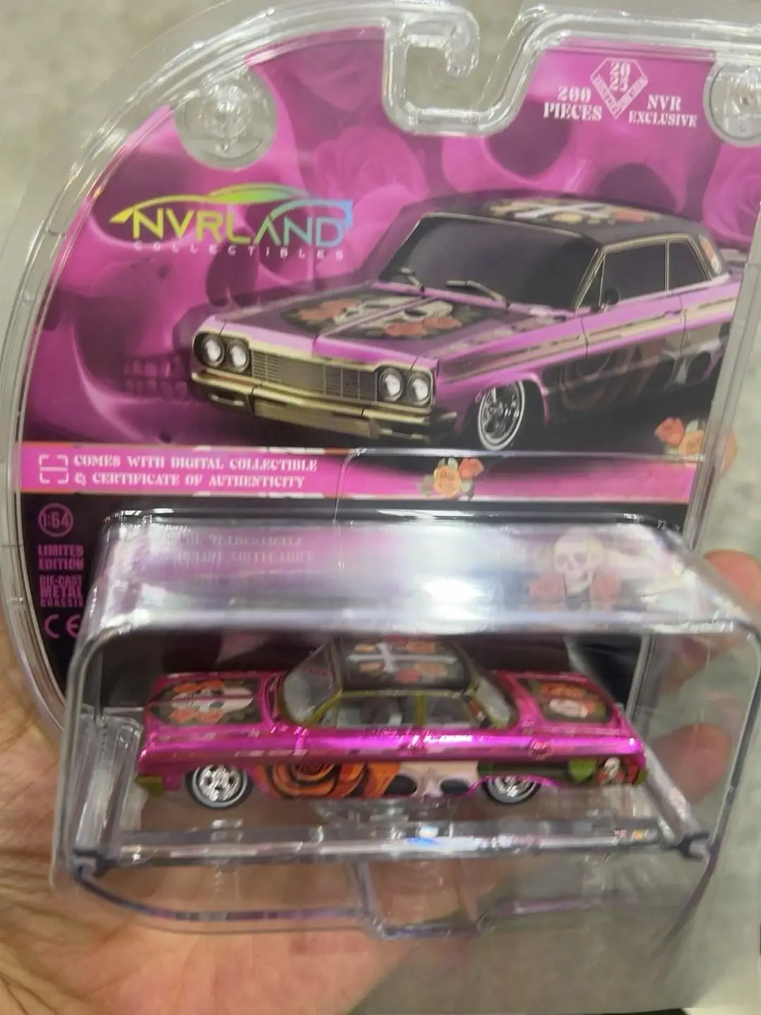 

Green Light 1/64 1964 Bel Air Pink Skull Rose 2025 GT Show Limited Edition Литая под давлением модель автомобиля из сплава Коллекция Дисплей Подарок