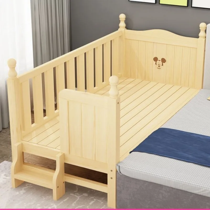 Детская кровать из массива дерева. Широкая детская кроватка с мягким ограждением.