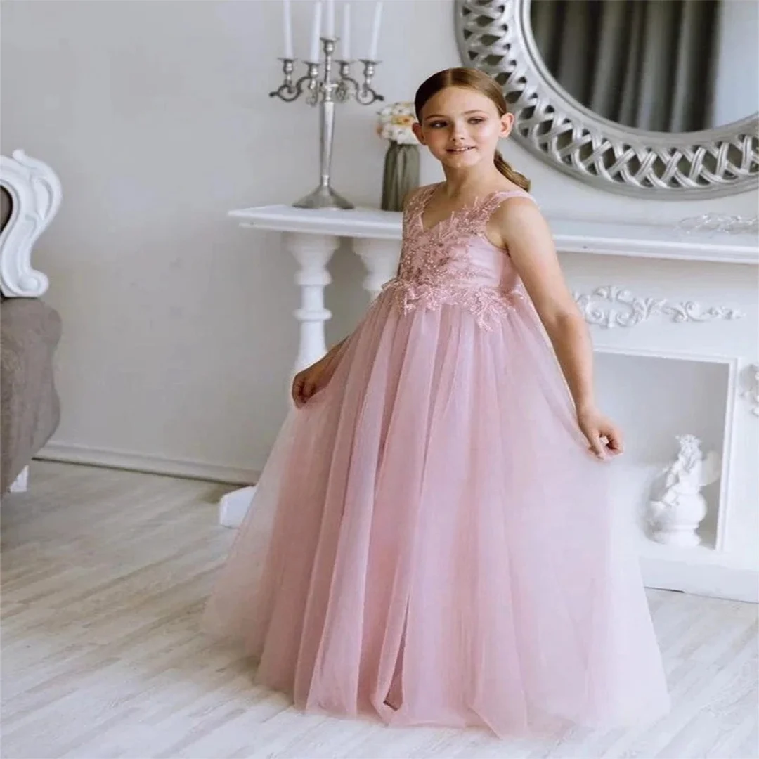 Sukienki dla dziewczynek: personalizowane sukienki księżniczki, sukienki na pierwszą komunię, tiulowe sukienki tutu, koronkowe sukienki na przyjęcia, różowe sukienki na konkursy piękności, sukienki dla druhen, sukienki wieczorowe.