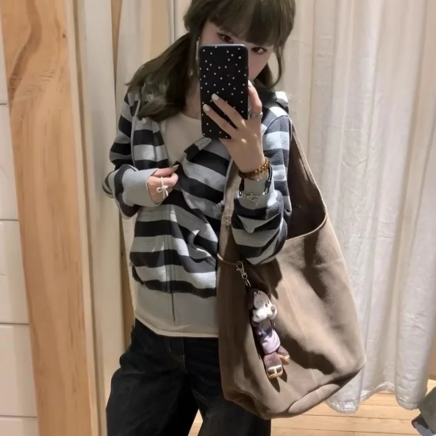 【Nowość】Vintage'owa torba typu hobo ze skóry zamszowej, duża, codzienna torba na ramię w kolorze camel brown, minimalistyczny styl do noszenia na co dzień i na zakupy. — zdjęcie 4