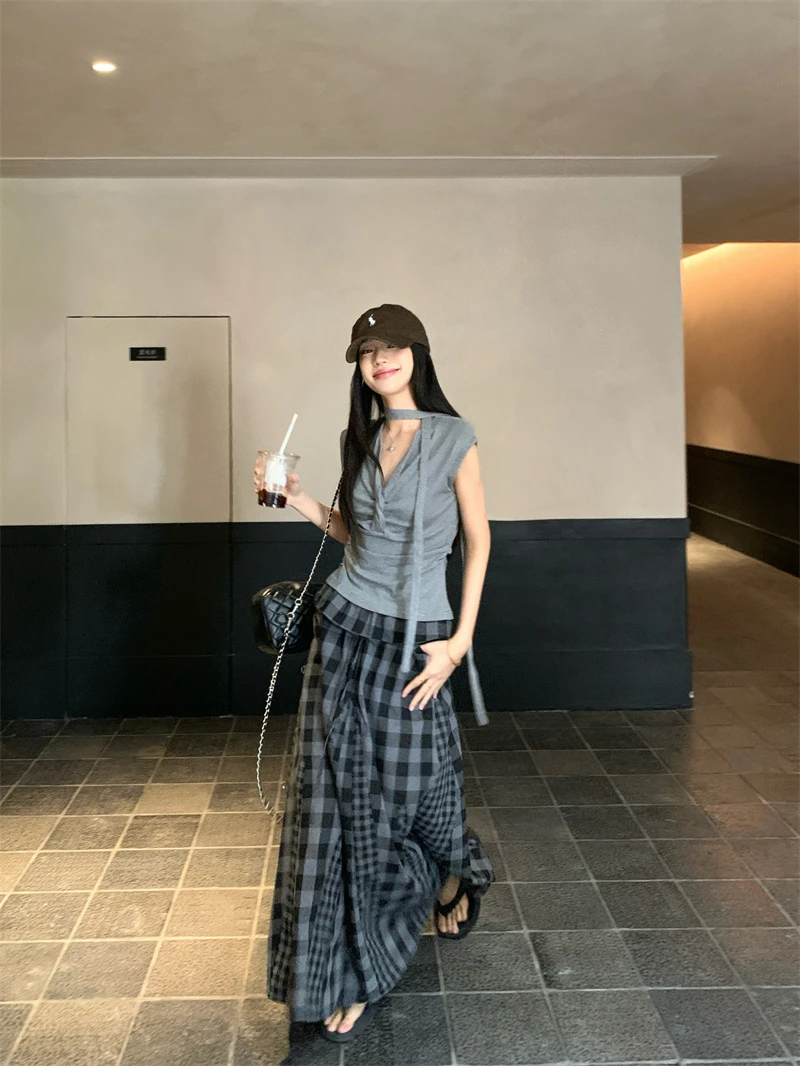 

Весенний комплект Kumikumi: женская футболка с коротким рукавом и юбка в клетку с высокой талией, облегающий крой, модный комплект из двух предметов для весеннего гардероба.