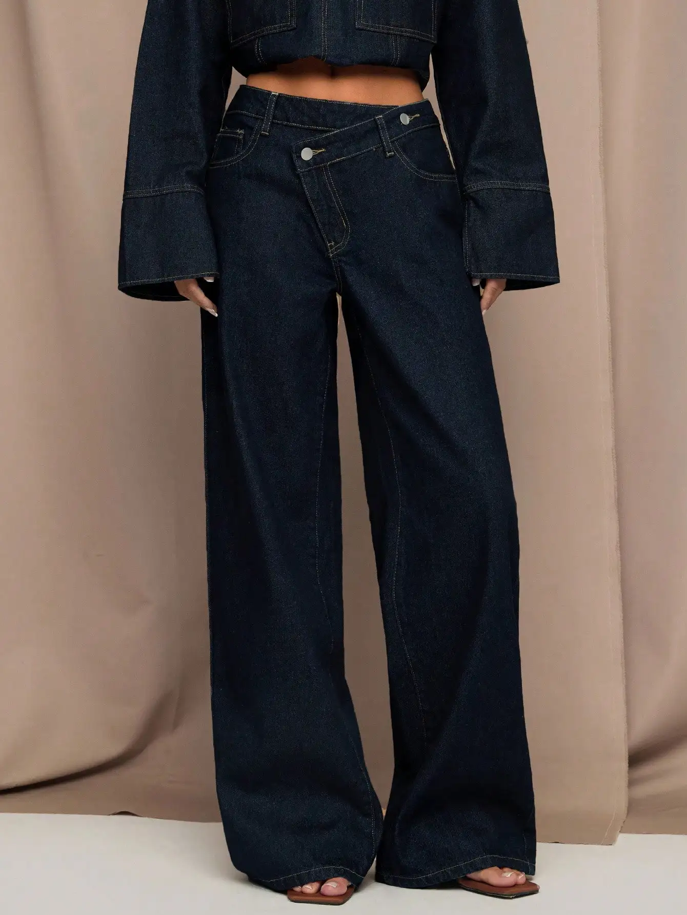 

Женские джинсы с асимметричным поясом, широкими штанинами, высокой талией и свободным кроем