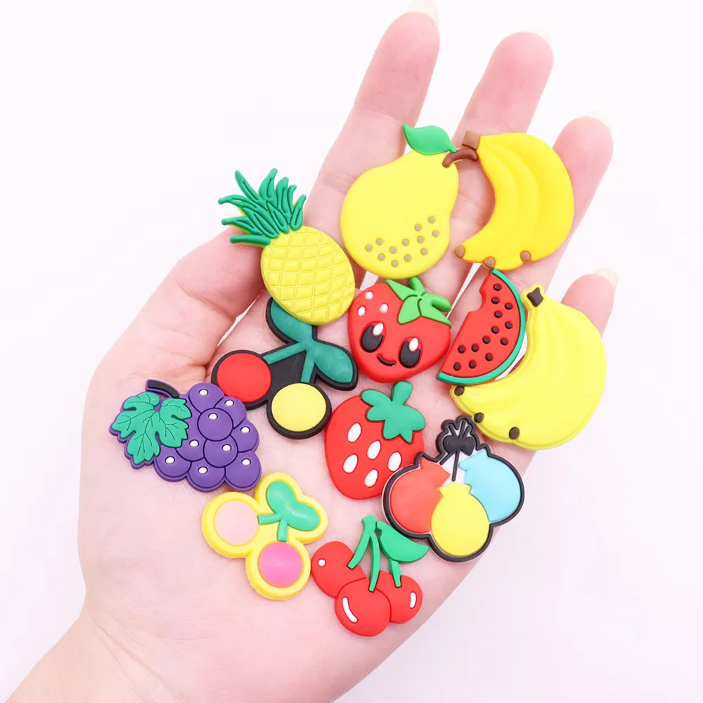 Kawaii Fruit PVC Shoe Charms para crianças, morango, banana, cereja, melancia, abacaxi, pêra, tampo de fivela, decorações adoráveis, 1pc