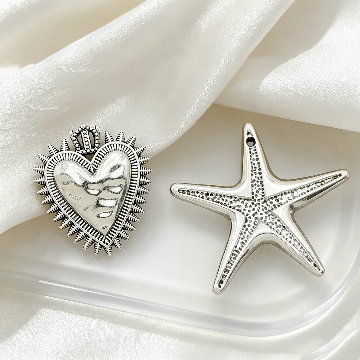 6-Piece Set of Heart-Shaped Starfish DIY Handmade Accessories, Featuring Crown-Shaped, Spiked Hearts and Textured Five-Pointed Star Starfish Designs, Suitable for DIY Bracelets, Necklaces, Earrings, Pendants, and Handmade Beaded Decoration Accessories