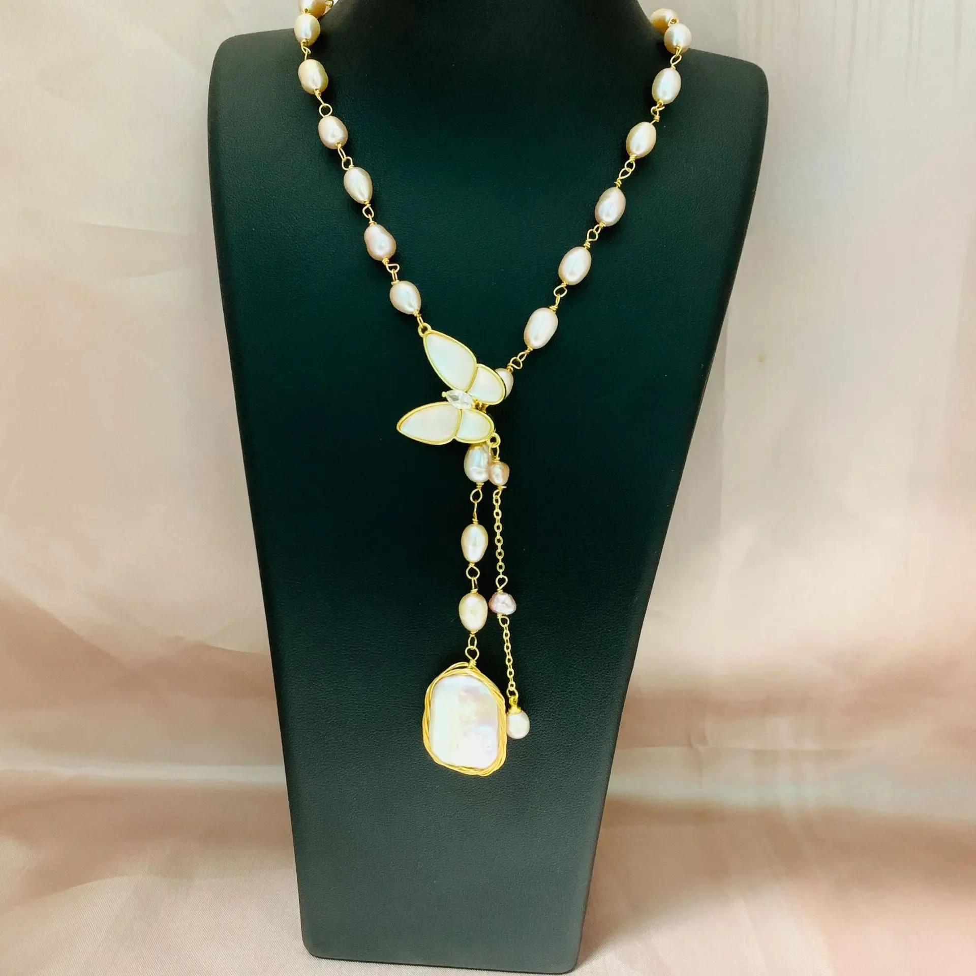 

Ожерелье из натурального пресноводного жемчуга в роскошном стиле, модный кулон-бабочка, длинная цепочка для свитера, для женщин, с бусинами-шармами, аксессуар, подарок