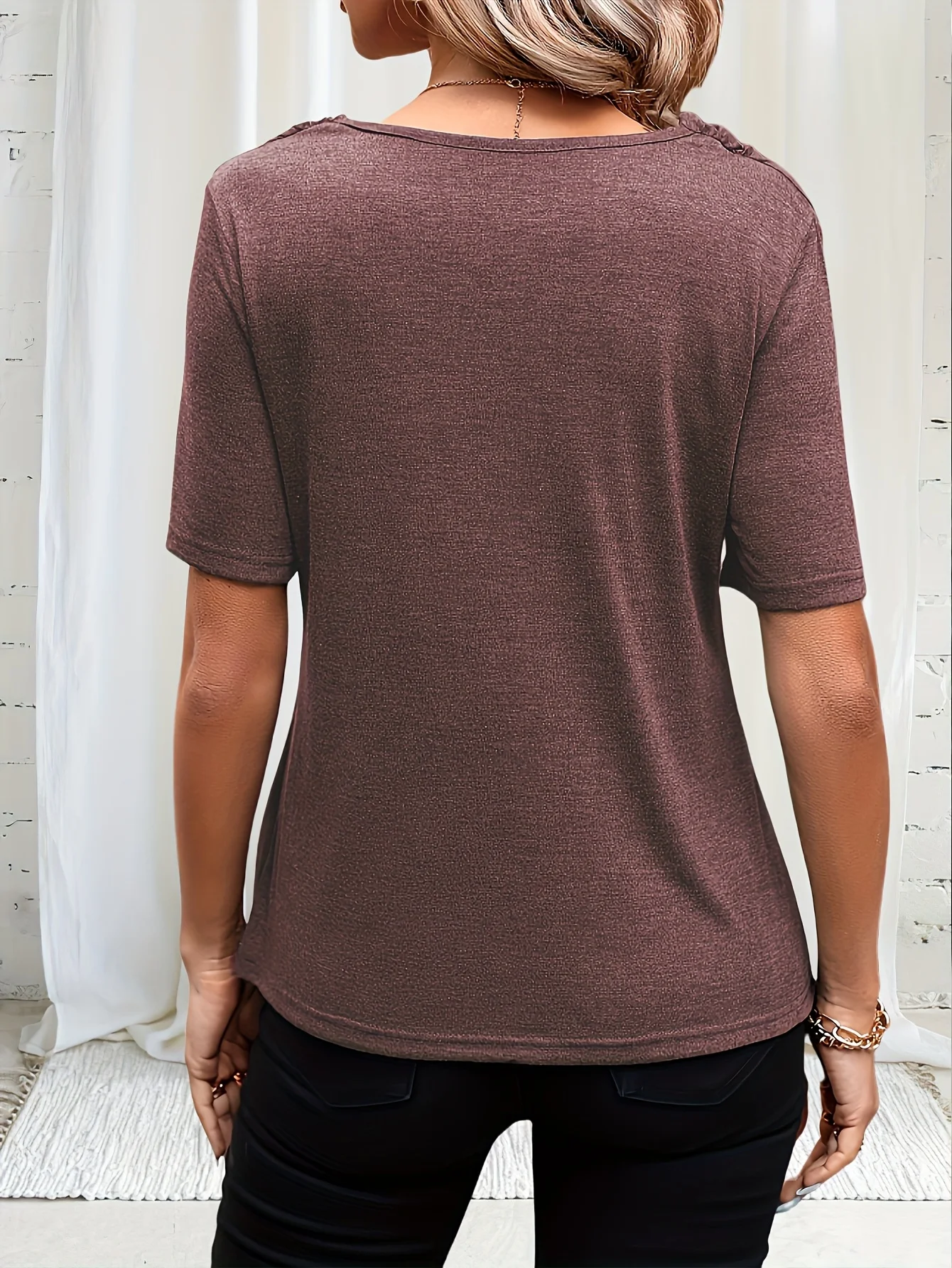 Europäisches und amerikanisches Frühlings-, Sommer- und Herbst-Set aus einfarbigem, lässigem T-Shirt mit hängendem Kragen, dreiteilig. – Detail 6