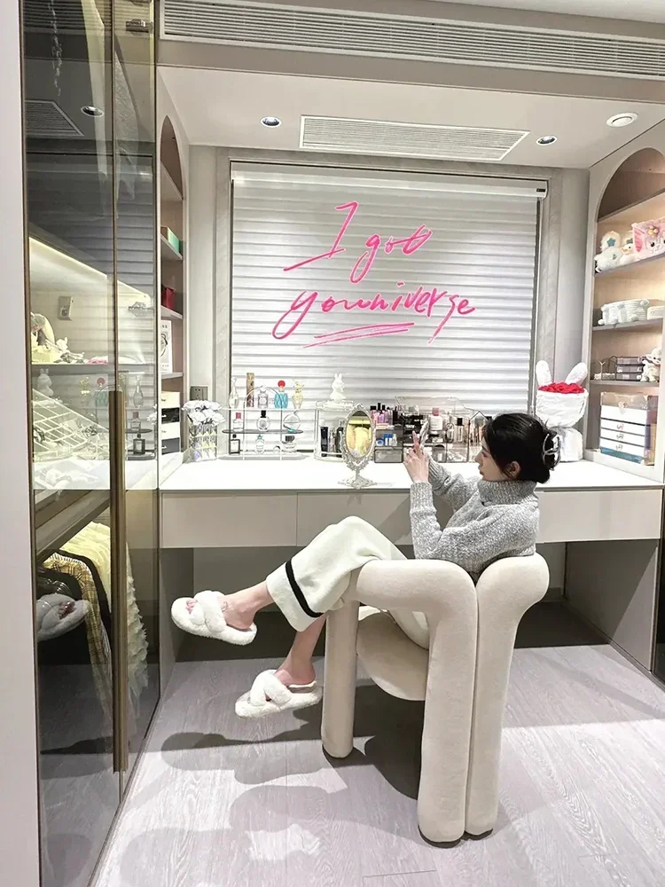 เก้าอี้แต่งหน้ามีพนักพิงสีแดงตาข่ายปรับแต่งเองได้เก้าอี้บ้านสำหรับเด็กผู้หญิงเก้าอี้ห้องนอนกระโถนฝึกเด็กเจ้าหญิงหรูหรา