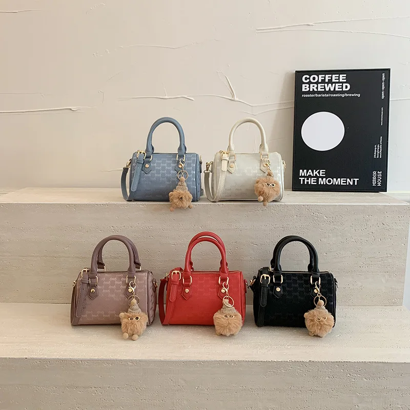 

2025 Summer Women's Designer White Crossbody Bag Luxury Niche Mini Square Purse Versatile Handheld Evening Shoulder Purse