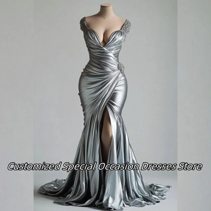 Srebrna sukienka wieczorowa na studniówkę z dekoltem w serek, bez rękawów, z wykwintnymi aplikacjami, plisami, wysokim rozcięciem, krój syreni, suknie dla druhen, możliwość personalizacji.