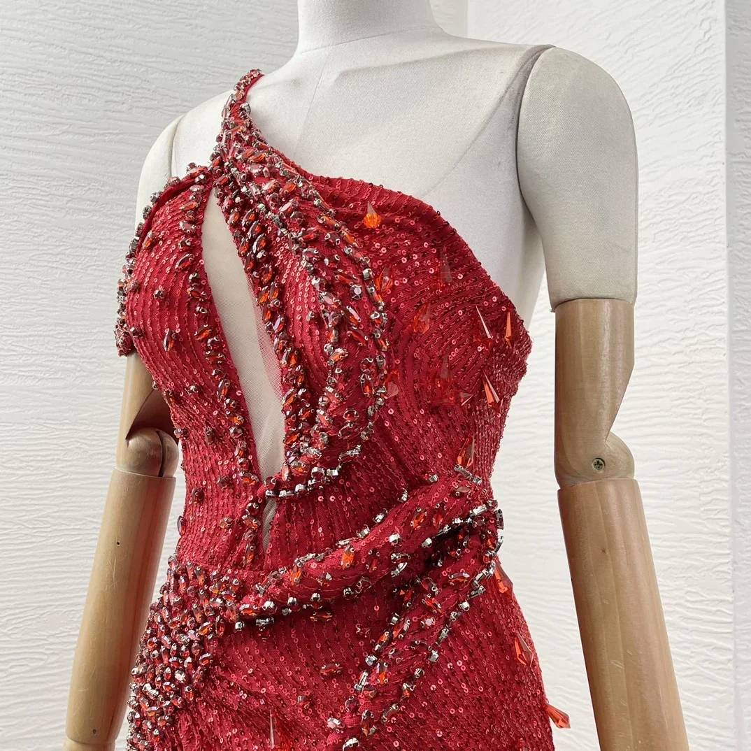 Abito maxi sexy da donna con spacco laterale con paillettes e diamanti con taglio rosso autunno 2024