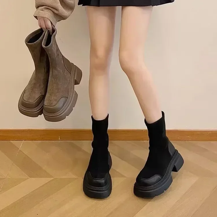 Zimowe platformy damskie krรณtkie buty modne zamszowe wsuwane botki damskie eleganckie odkryte botki z grubym dnem kobiece 2024