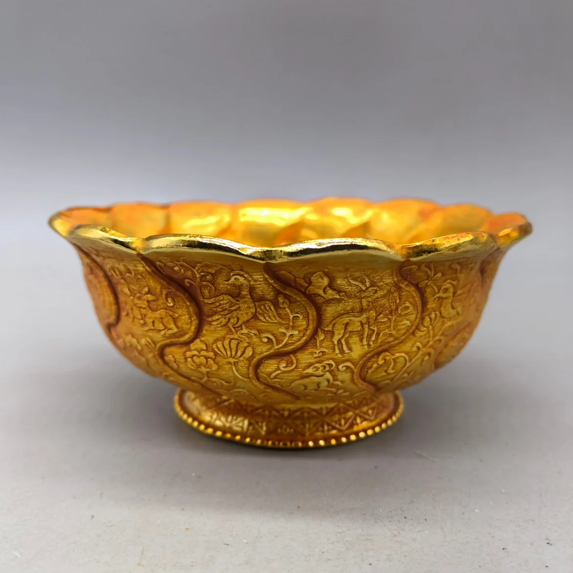 

Tang Dynasty mandarin duck sea animal pattern flower edge gold bowl copper gilt handmade exquisite product