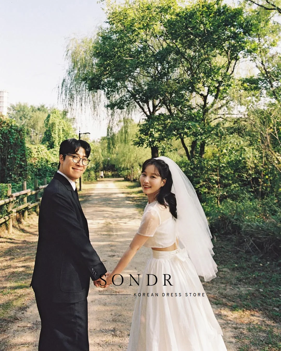 Sondr O-hals Korte Mouwen Illusie Koreaanse Trouwjurken 2-delige Set Outdoor Fotoshoot Bruidsjurk Aangepaste Drukknopen
