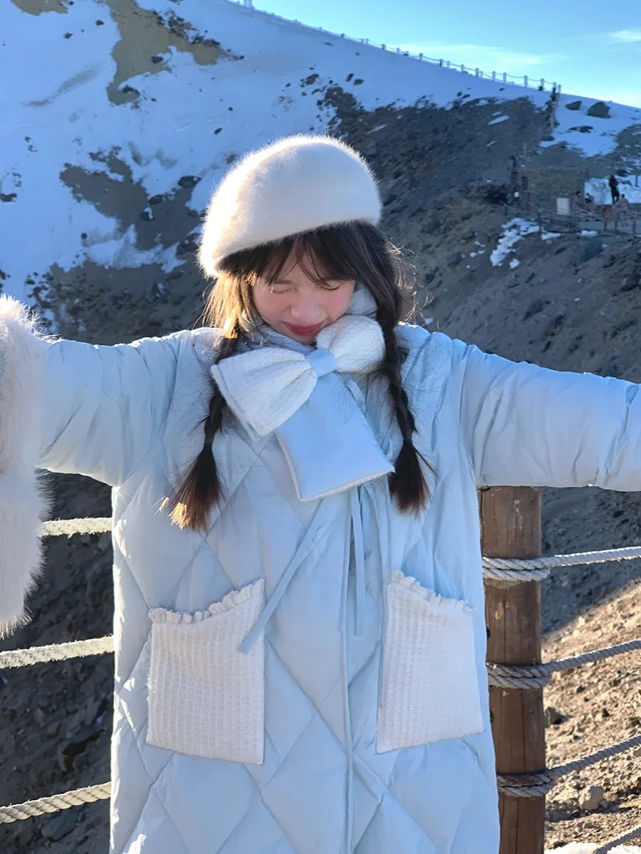 

Зимняя верхняя одежда Jingye Original: уникальный пуховик средней длины молочно-голубого цвета со съемным шарфом-бантами, милый и стильный