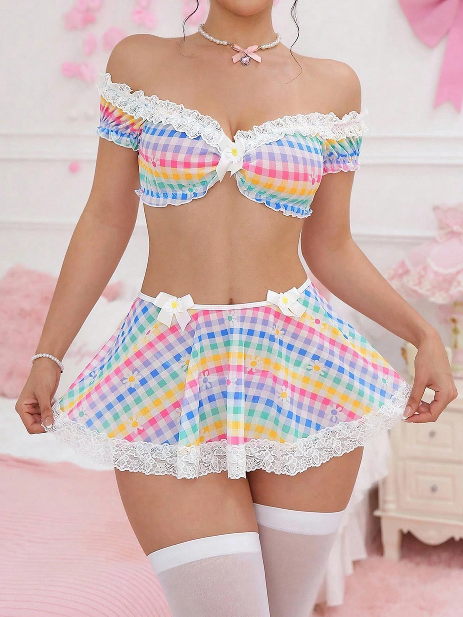 

Соблазнительный кружевной комплект из бюстгальтера и трусиков с поясом для подвязок и ажурными чулками до бедра для женского нижнего белья