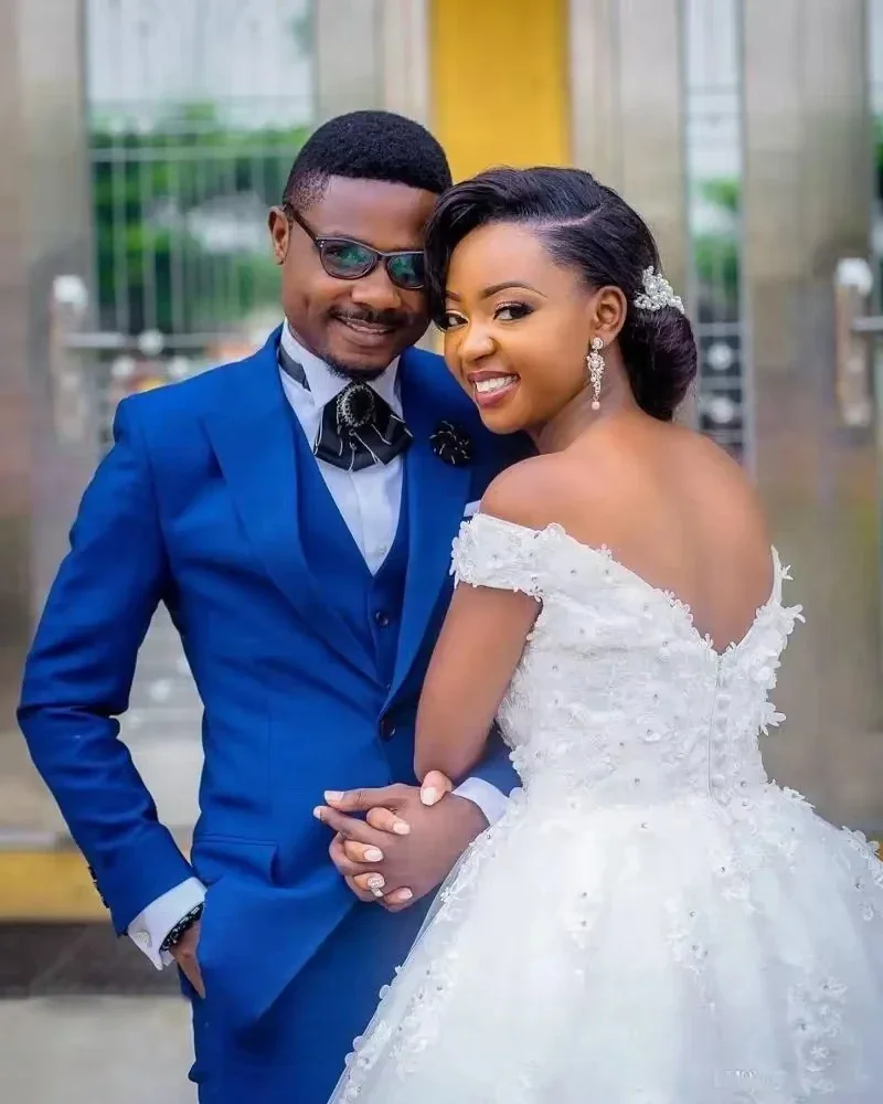 Maßgeschneiderte Ballkleid-Brautkleider mit herzförmigen Applikationen und Perlen, Robe De Mariée, Kapelle, schulterfrei, Brautkleider in Übergröße