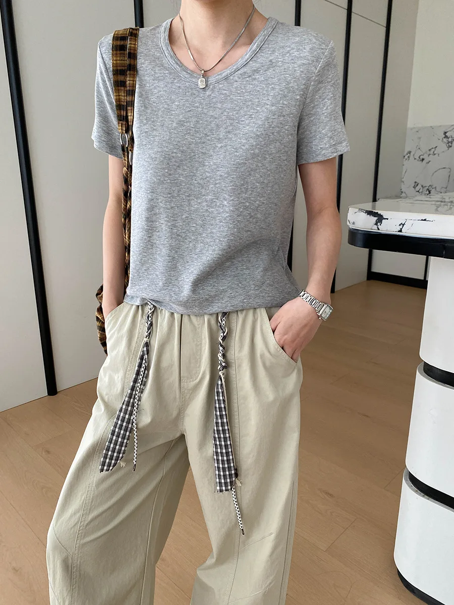 Sommerliches Damen-T-Shirt im lässigen, einfarbigen, vielseitigen Basic-Stil mit schlichtem V-Ausschnitt, schulterbetontem Schnitt und kurzen Ärmeln – Detail 26