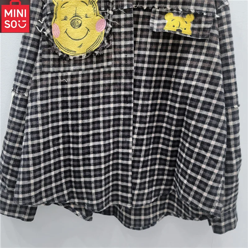 MINISO europeo 2025 otoño nueva camisa suelta de manga larga de dibujos animados a cuadros de estilo occidental de edición mediana a grande