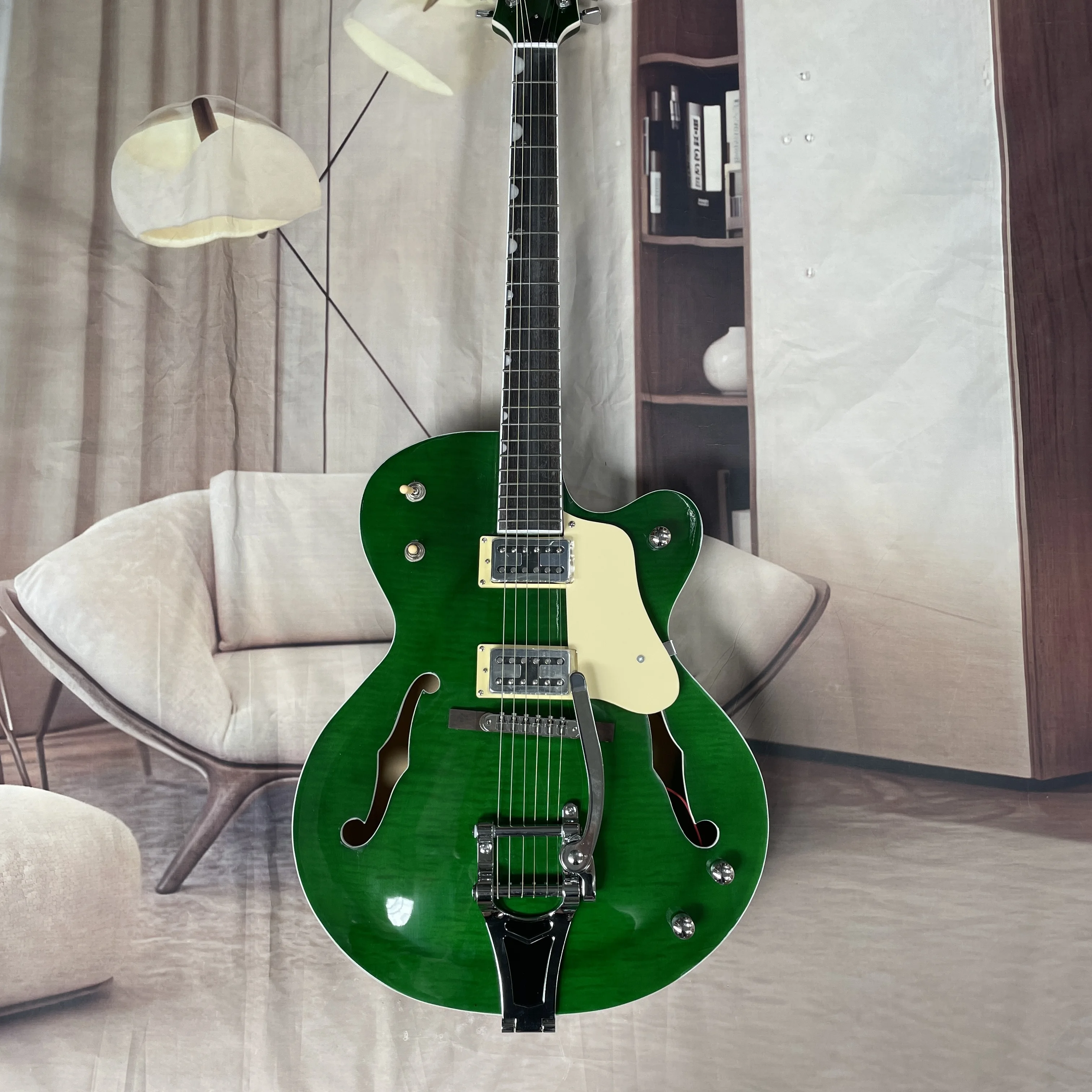 6-string green semi-hollowbody electric guitar with warm and full midrange HH pickups guitars，and Bigsby vibrato system guitarra