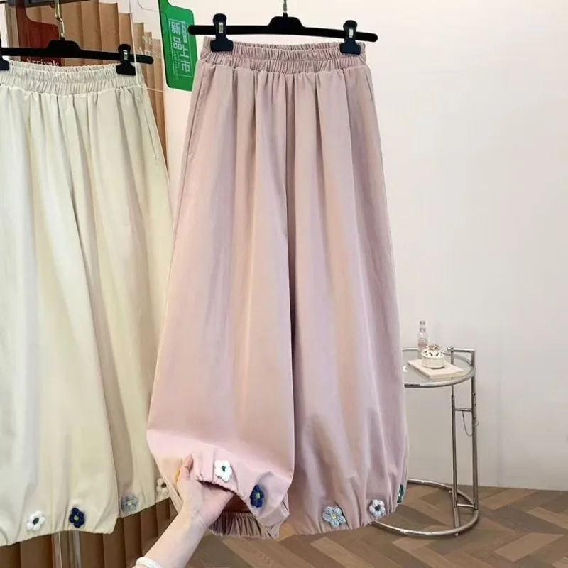 

Женские розовые брюки макси с высокой талией, эластичным поясом и цветочной вышивкой в стиле фонарик