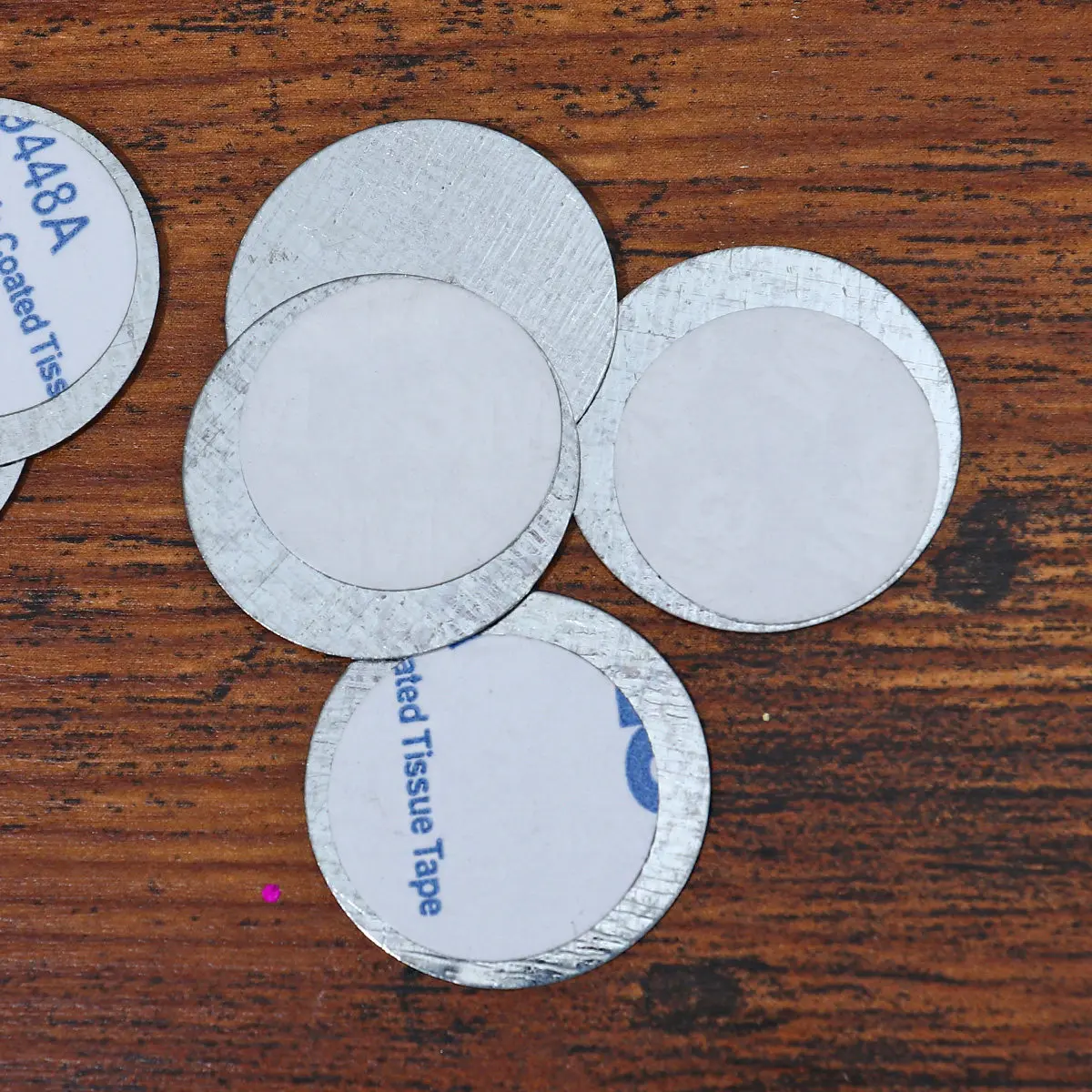 

100 шт. круглых металлических пластин из листового железа на клейкой основе для дна косметичек, противоскользящие декоративные вкладыши, инструмент для организации хранения