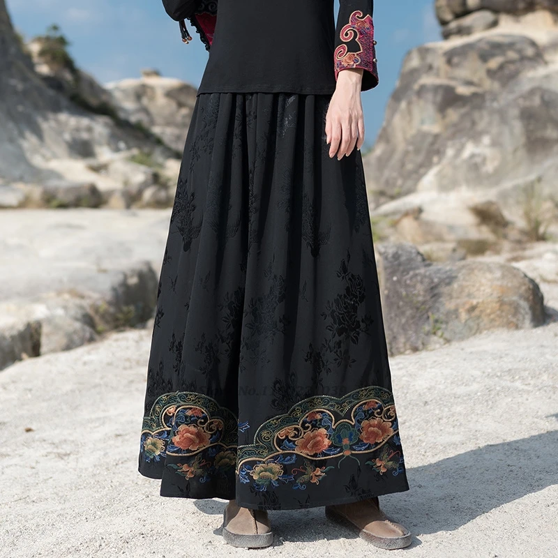 تنورة صينية تقليدية لعام 2025 تنورة شعبية مطرزة بالزهور الوطنية من قماش الجاكار الساتان تنورة عتيقة على شكل حرف a تنورة بخصر مطاطي