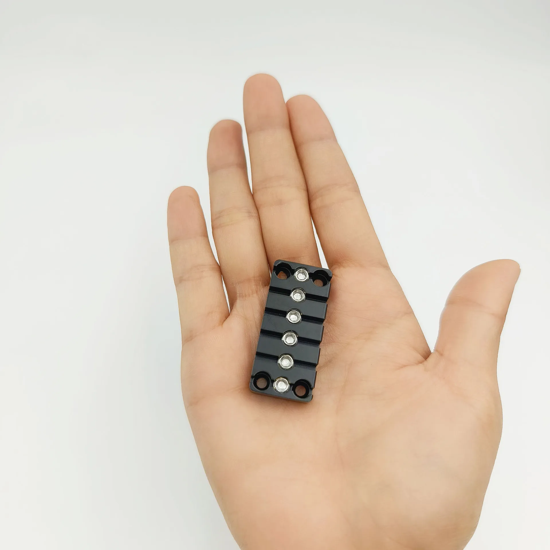ブラックブラス6弦ヘッドレスギター弦ロックロックナットセット、エレキギターブリッジパーツ用ネジ付き