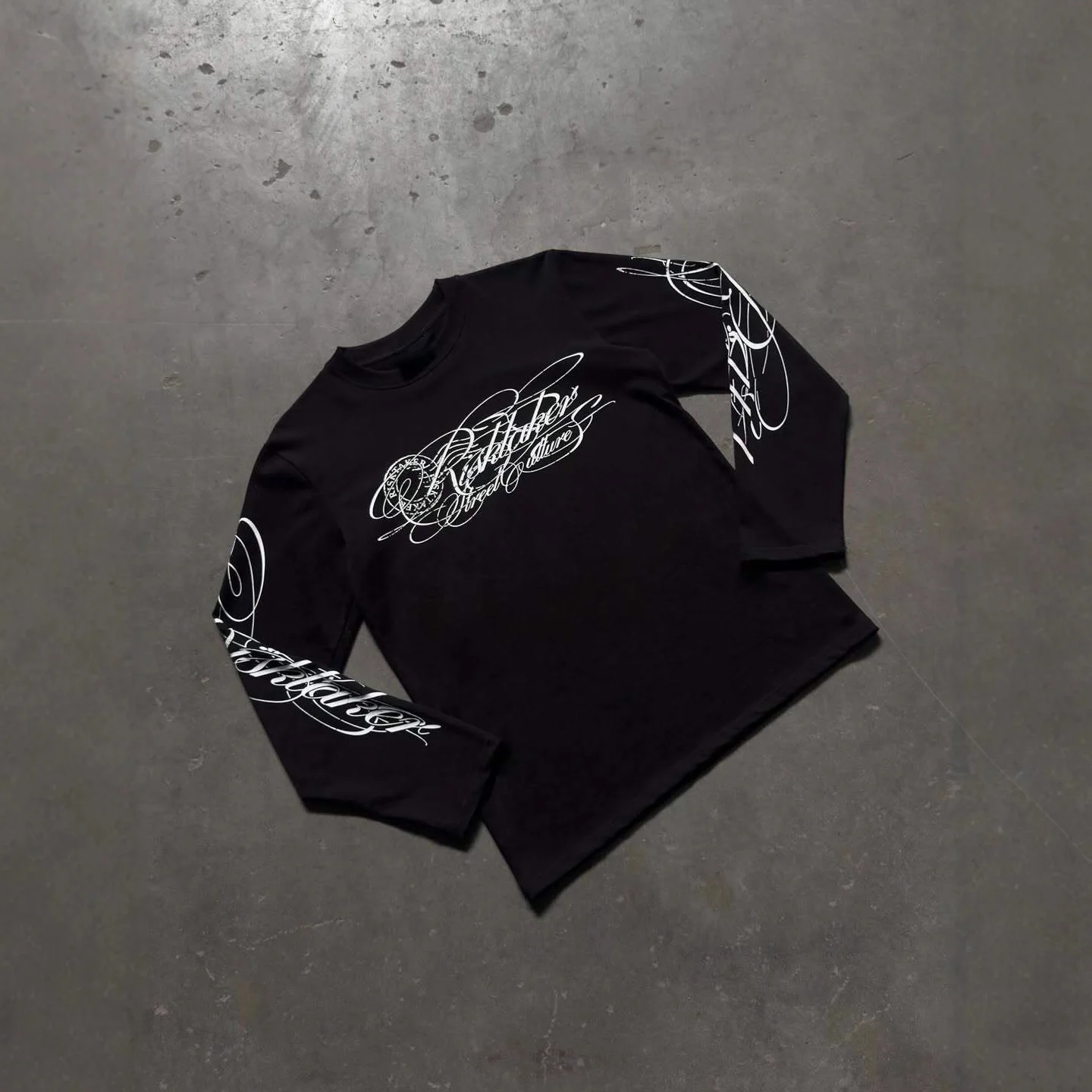 

Vintage gothic Y2K print long-sleeve T-shirt, unisex casual top.