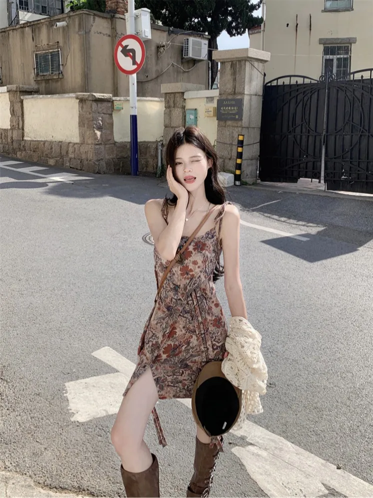 ชุดถักลายเรโทร สายไขว้แบบไม่สมมาตร ลายดอกไม้ฉลุ สำหรับผู้หญิง ฤดูร้อน 2024 สไตล์ลำลองเก๋ไก๋