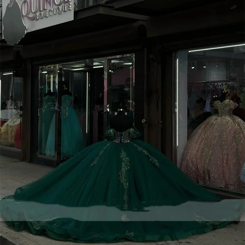 에메랄드 그린 오프 숄더 볼 가운 Quinceanera 드레스 비즈 레이스 아플리케 크리스탈 생일 파티 꽃 스위트 16 드레스
