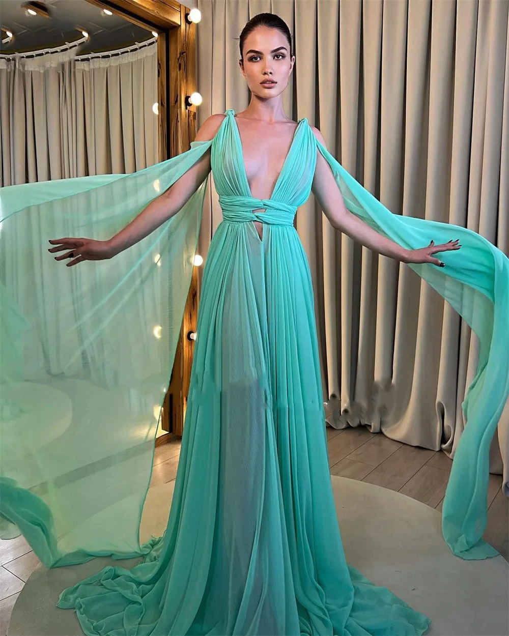 Gaun Prom Sifon Formal Hijau Mint Gaun Malam Dubai Kerah V Rendah Berlipat Gaun Selebriti Arab Mewah Gaun Pesta