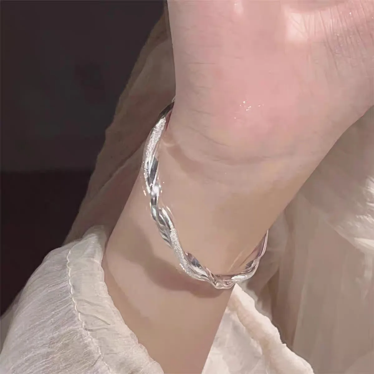 Classic glossy Mobius bracelet interwoven winding inlaid diamond bracelet can be pushed and pulled high-end New in jewelry
