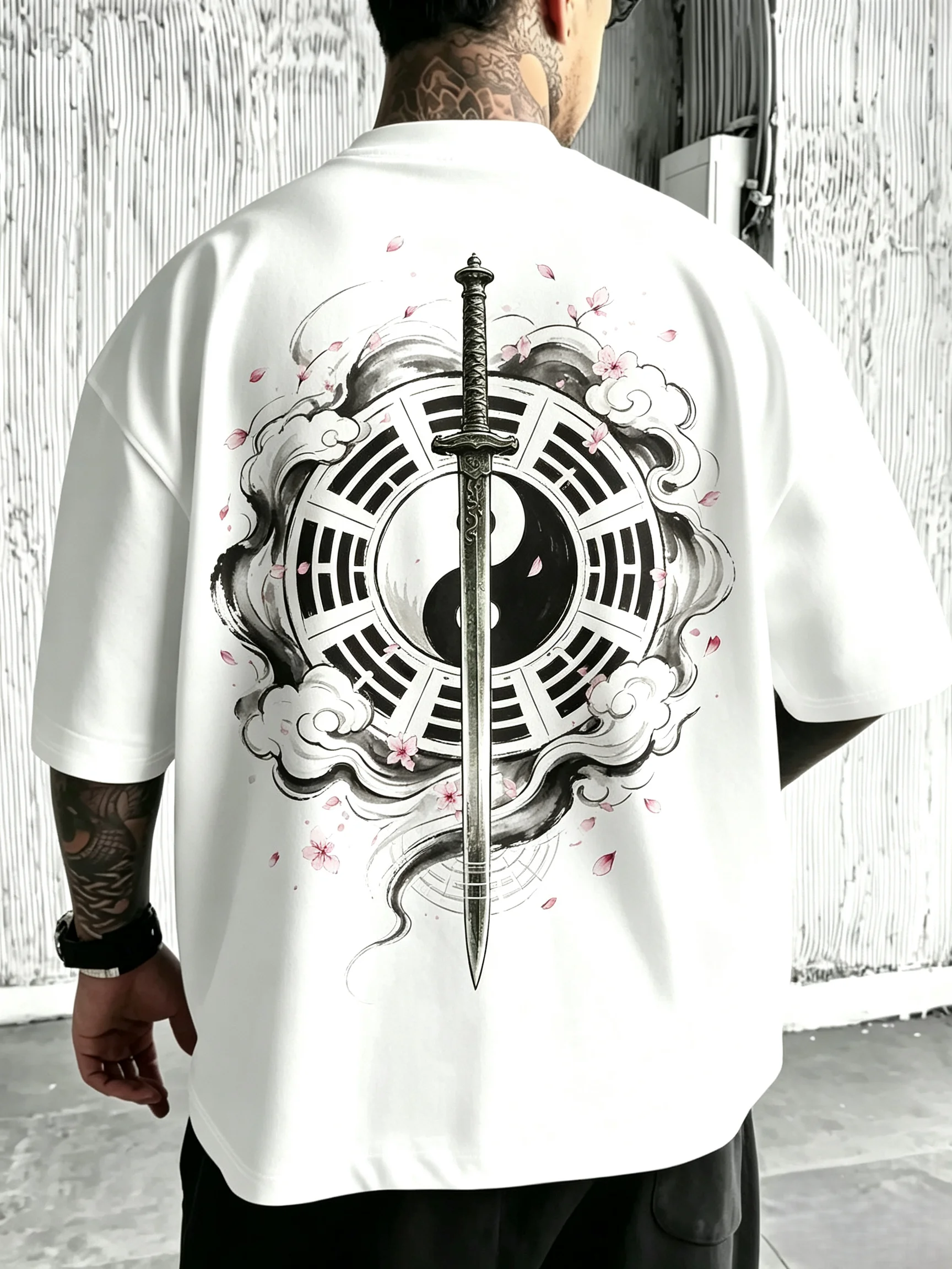 Camiseta Unisex de Talla Grande con Estampado en la Espalda: Bagua, Tai Chi, Espada Antigua, Nube, Sakura, Técnica de Tinta Oriental, Estilo Hip Hop Streetwear, Manga Corta para Hombres y Mujeres