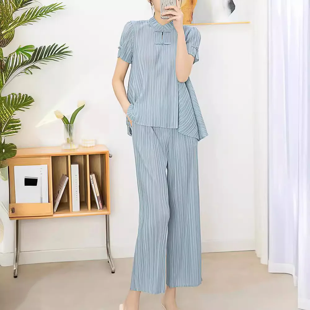 

A two-piece suit for women Miyake Pleated Fashion plus-size semi-high-neck short-sleeved T-shirt + nine-point straight-leg pants