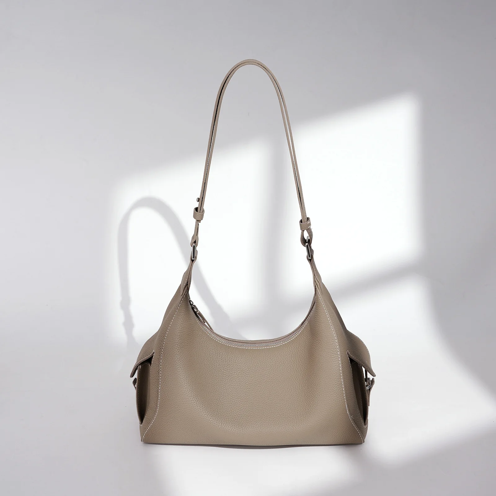 

2026 High-end Early Spring Shoulder Fashion Personality Women's Niche Portable New Dumpling Bag Design Crossbody Leather Feeling