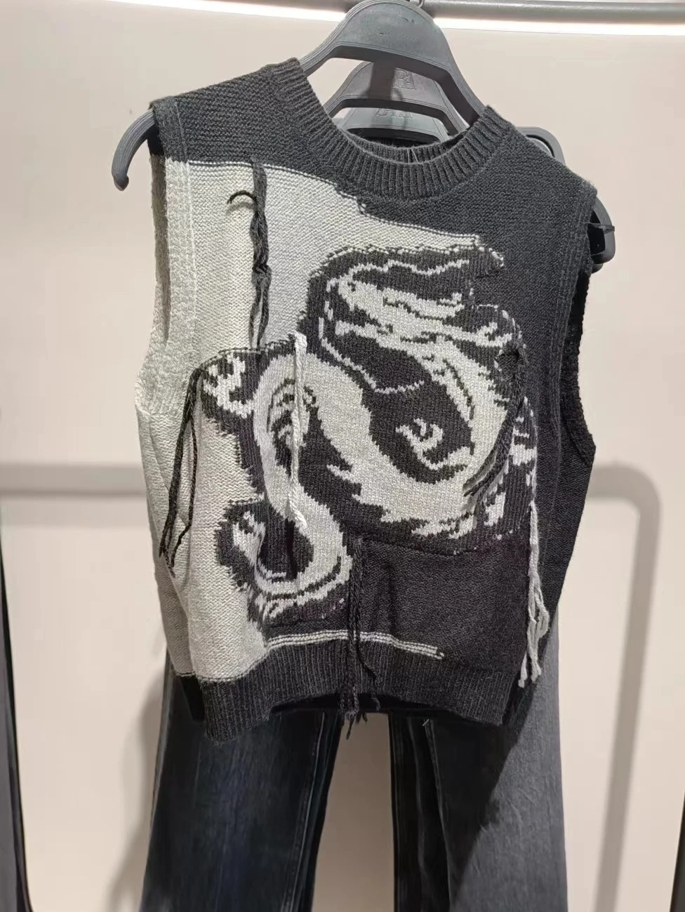 

Весна 2025: Новая женская вязаная жилетка лимитированной серии «Год Дракона», модный повседневный стиль, топ с коротким рукавом и круглым вырезом