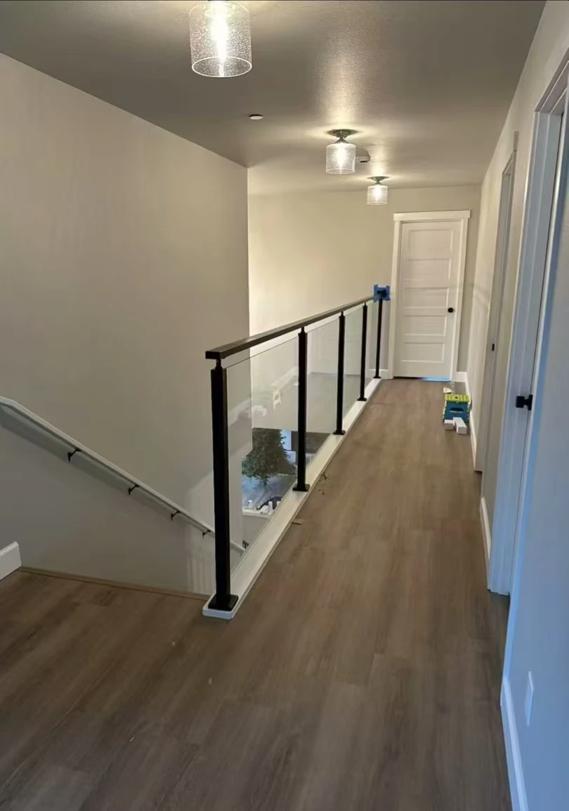 맞춤형 내구성 있는 플로팅 계단 키트 설치가 쉬운 나무 유리 계단 거실 식당 호텔 빌라 산업용