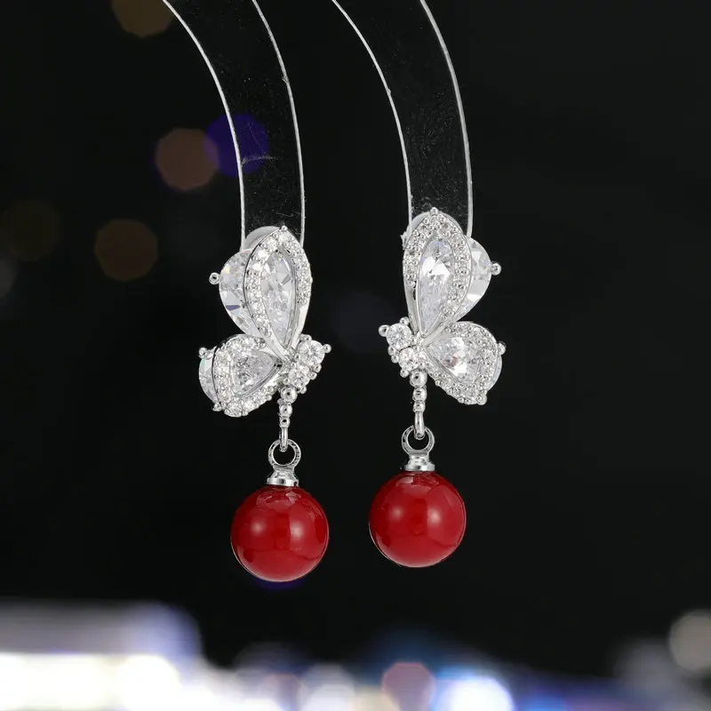 أقراط أنيقة وفريدة من نوعها تشبه الجنية للغاية: مجموعة زركون فائقة الوميض مع أقراط فراشة من اللؤلؤ الأحمر الرقيق والصغير