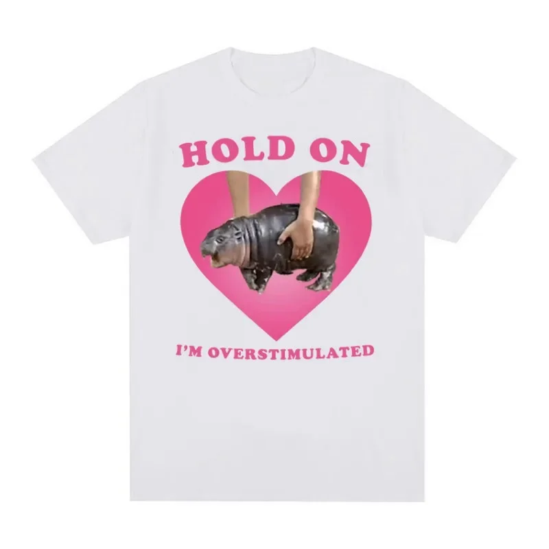 Moo Deng Hold on I'm Overstimulated Pink Heart Baby Hippo Funny Meme T Shirt  Women Vintage Harajuku T-shirt