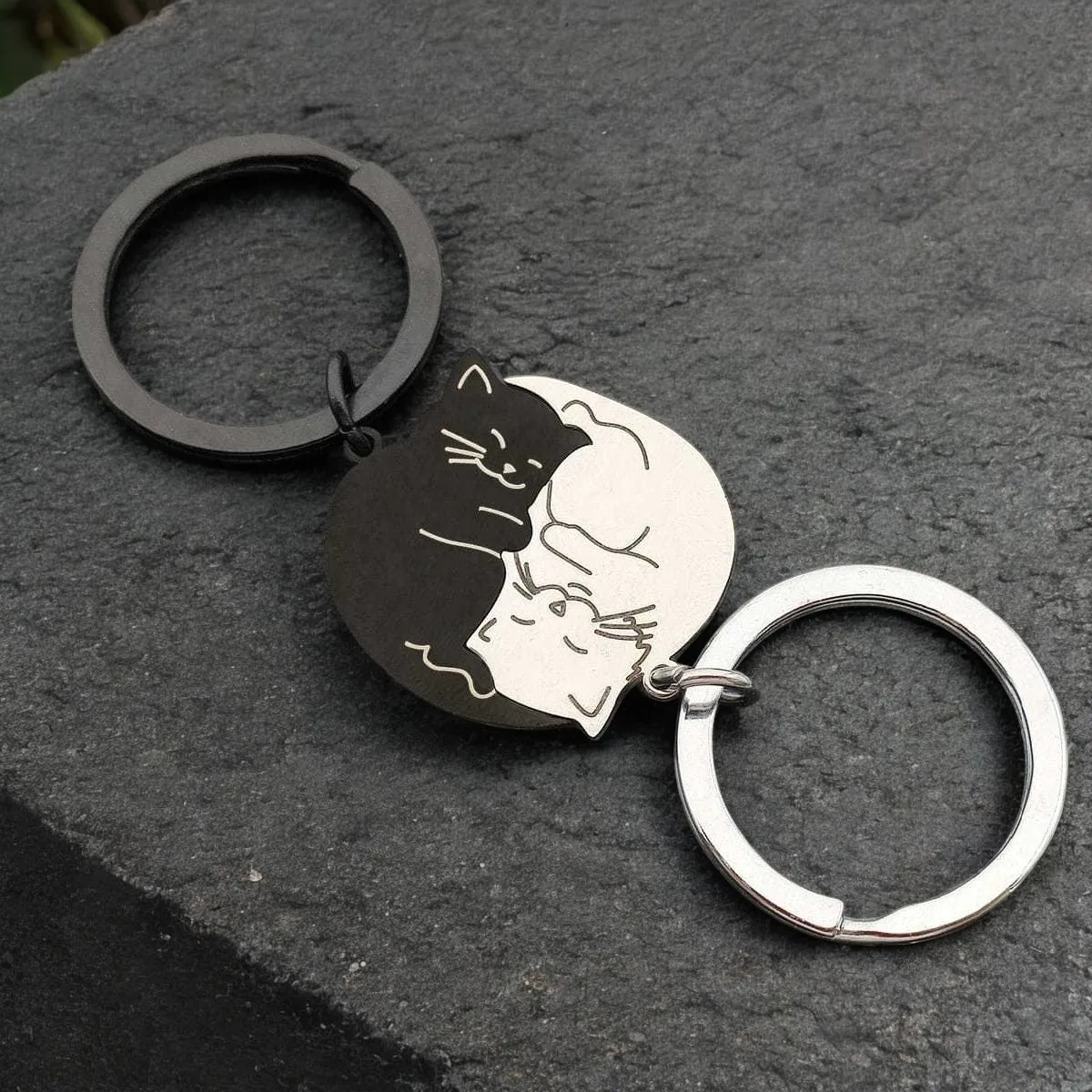 

Valentine Creative Black and White Cartoon Cat Keychain Stainless Steel Keyring Key Ring Chain Embrace Lovers Y2K Cute Gift